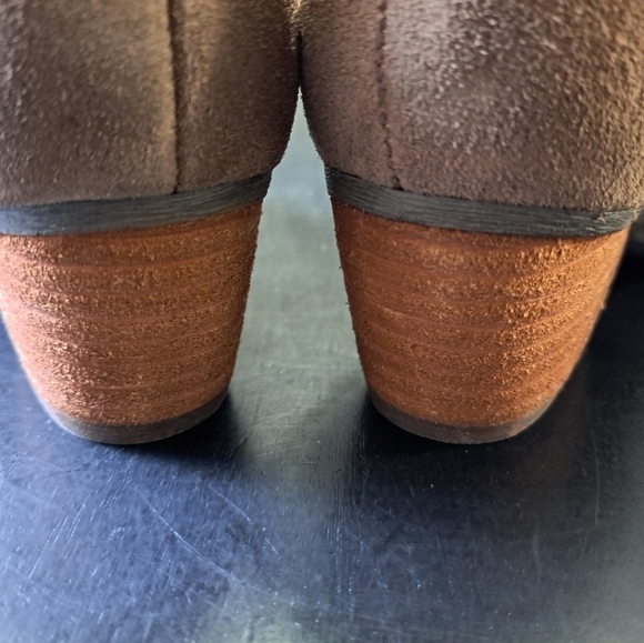 Blondo Chelsea Tan Suede Ankle Bootiel  Size 8.5 - Picture 6 of 12